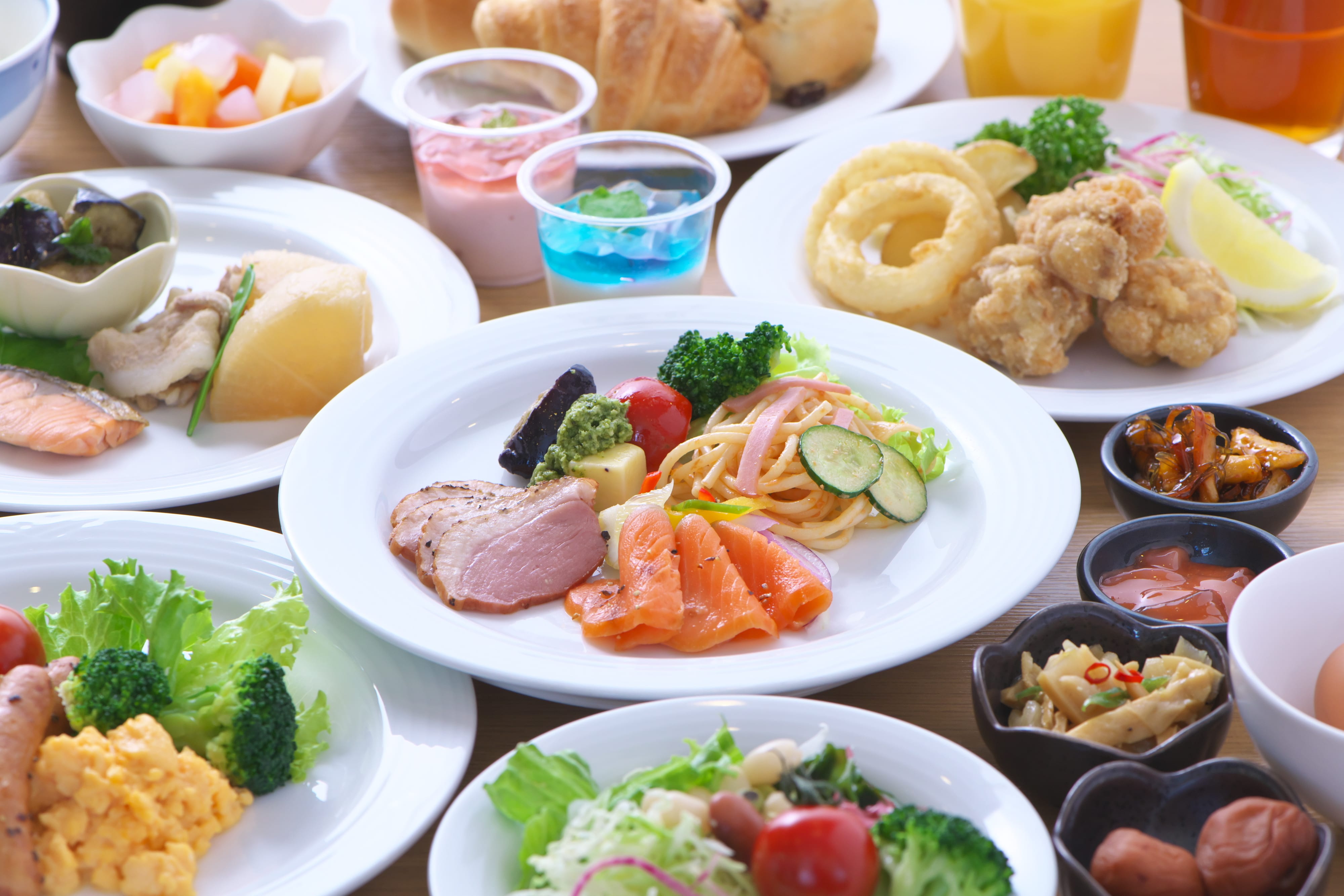 地元の食材で作った和洋のバイキング